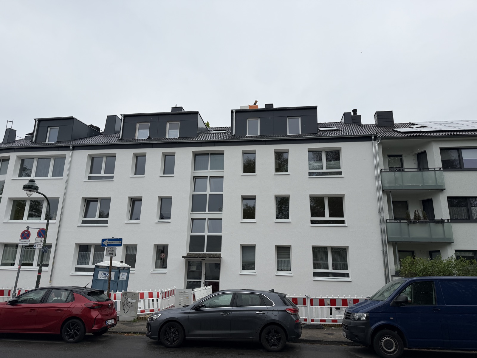 Dachdeckungsarbeiten – Gesamtansicht Gebäude mit neuer Eindeckung